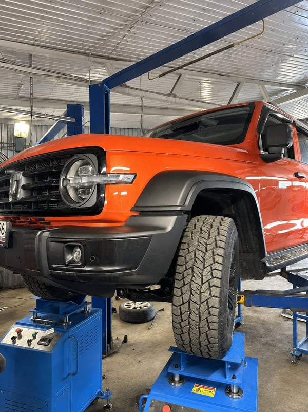 Автомобиль на вибростенде в «Автопилоте»: колёса на платформах стенда