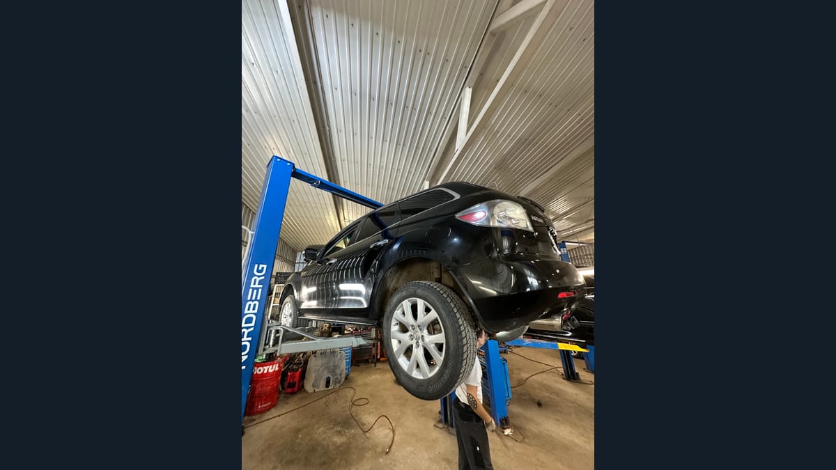 Автомобиль на подъёмнике со снятым колесом