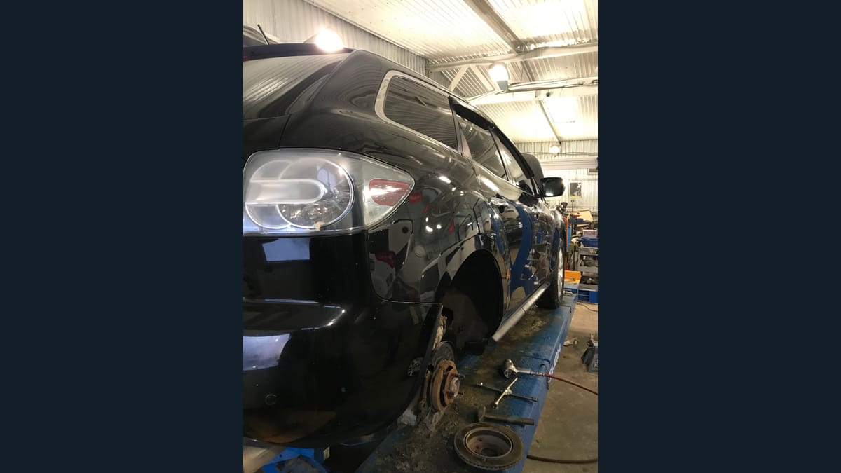 Доступ к ходовой части автомобиля на подъёмнике